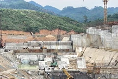 Thi công cụm đầu mối hồ chứa nước Nước Trong tại huyện miền núi Sơn Hà (Quảng Ngãi). (Ảnh: Thanh Long/TTXVN)