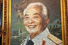 Bức chân dung Đại tướng Võ Nguyên Giáp được ghép từ 8.800 bức ảnh tư liệu về Đại tướng của họa sĩ Nguyễn Minh. (Ảnh: Sỹ Tuyên/Vietnam+)