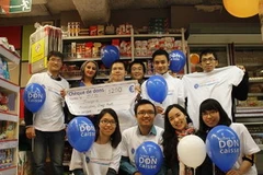 Du học sinh Việt Nam tại Pháp gây quỹ Đồng Hành. (Nguồn: Vietnam+) 