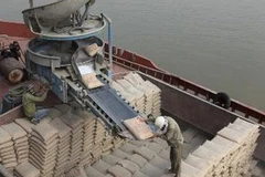 Bốc xếp, vận chuyển ximăng đi tiêu thụ. Ảnh minh họa. (Ảnh: Tuấn Anh/TTXVN)