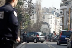 Hàng trăm cảnh sát Pháp đã vào cuộc để truy lùng tên sát nhân hàng loạt ở Paris (Ảnh: AP)