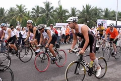 Các vận động viên tranh tài đạp xe đạp ở cự ly tiêu chuẩn. (Ảnh: Lê Lâm/Vietnam+) 