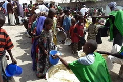 Trẻ em Somalia nhận lương thực cứu trợ tại Mogadishu. (Nguồn: AFP/TTXVN)