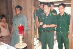 Đại tá Nguyễn Văn Liên, Chính ủy BĐBP tỉnh Bình Phước đã đến từng hộ gia đình nạn nhân động viên, chia buồn và hỗ trợ gia đình có người tử vong. (Ảnh: BĐBP Bình Phước cung cấp)