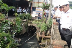 Chủ nhiệm Ủy ban Khoa học Công nghệ và Môi trường của Quốc hội giám sát hệ thống xử lý nước thải tại khu công nghiệp Biên Hòa 1. (Ảnh: Sỹ Tuyên/Vietnam+) 