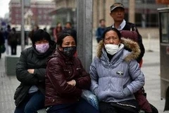 Người dân đeo khẩu trang phòng tránh cúm, tại thủ đô Bắc Kinh (Trung Quốc) ngày 19/4. (Nguồn: AFP/TTXVN)