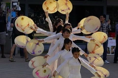 Tiết mục “Múa nón” do các bạn du học sinh tại Canberra trình diễn. (Ảnh: Linh Sơn/Vietnam+) 