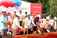 Lễ động thổ xây dựng trường học ở Luông Nậm thà. (Ảnh: Hoàng Chương/Vietnam+)