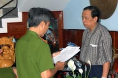 Cơ quan CSĐT Công an Bình Định đọc lệnh khám xét nhà của ông Trần Tín Kiệt năm 2009. (Nguồn:phapluattp.vn)