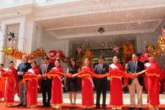 Lãnh đạo Vingroup cắt băng khánh thành. (Ảnh: Hoàng Anh Tuấn/Vietnam+).