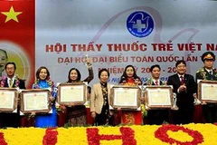 Phó Chủ tịch nước Nguyễn Thị Doan trao Cúp của Hội Thầy thuốc trẻ Việt Nam và bằng khen của Bộ Y tế cho 10 thầy thuốc tiêu biểu năm 2012. (Ảnh: Dương Ngọc/TTXVN)