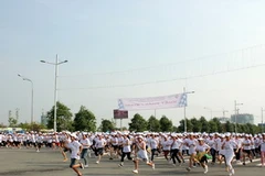 Công nhân may ở Bình Dương chạy bộ hưởng ứng Ngày thế giới vì An toàn vệ sinh lao động (Ảnh: Quách Lắm/Vietnam+)