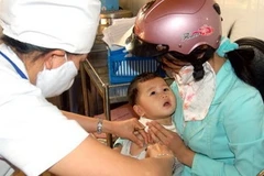 Tiêm chủng cho trẻ em. (Ảnh: Sỹ Huynh/TTXVN)