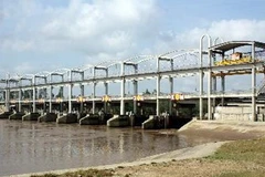 Đập ngăn mặn trên tuyến sông Hậu. Ảnh minh họa. (Ảnh: Huy Hoàng/TTXVN)