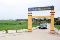 Bêtông hóa đường giao thông nông thôn. (Ảnh: Đình Huệ/TTXVN)