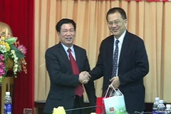 Chủ tịch UBND tỉnh Nghệ An Hồ Đức Phớc tặng quà cho Đại diện JICA tại buổi làm việc. (Ảnh: Nguyễn Văn Nhật/Vietnam+)