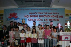 Đại diện BCH Hội đồng hương Nghệ An tại Đức tặng giấy khen cho các cháu có thành tích học tập xuất sắc (Ảnh: Thanh Hải/Vietnam +) 