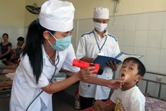 Điều trị bệnh chân, tay, miệng cho trẻ em. Ảnh minh họa (Ảnh: Thanh Long/TTXVN)