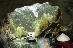 Du khách tham quan khu du lịch sinh thái Tràng An, Ninh Bình. Ảnh minh họa. (Ảnh Đình Huệ/TTXVN)