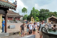 Khách du lịch nước ngoài tham quan Đại nội Huế. Ảnh minh họa. (Ảnh: Quốc Việt/Vietnam+)