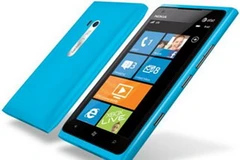 Lumia 900 có vỏ ngoài bằng sợi carbon tổng hợp (Ảnh: Nokia) 