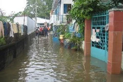 Con hẻm bị chìm sâu trong nước do triều cường. (Nguồn: TTXVN)