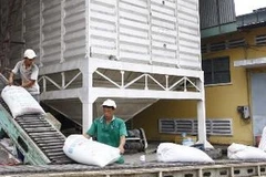 Xuất khẩu gạo ở Công ty lương thực Sông Hậu, khu công nghiệp Trà Nóc 1, thành phố Cần Thơ. (Ảnh: Đinh Huệ/TTXVN)