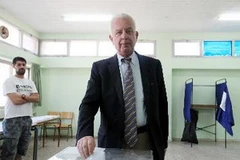 Thủ tướng Hy Lạp Panagiotis Pikrammenos bỏ phiếu tại điểm bầu cử ở Athens ngày 17/6. (Nguồn: THX/TTXVN)
