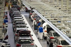Công nhân Volkswagen trong dây chuyền sản xuất ở Wolfsburg, Đức. Ảnh minh họa. (Nguồn: AFP/TTXVN)