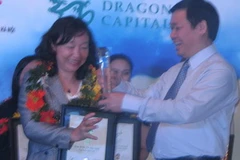 Bộ trưởng Bộ Tài chính Vương Đình Huệ trao giải đặc biệt cho đại diện Tập đoàn Bảo Việt (Ảnh: Hà Huy Hiệp/Vietnam+)