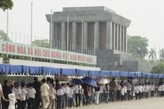 Đoàn người vào Lăng viếng Chủ tịch Hồ Chí Minh. (Ảnh: Anh Tuấn/TTXVN)
