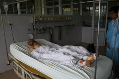 Nạn nhân Hoàng Văn Thắng đang được điều trị tại Viện bỏng Quốc gia (Ảnh: Sơn Bách/Vietnam+)