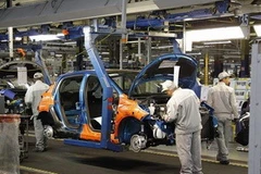 Công nhân làm việc trong nhà máy của PSA Peugeot Citroen. (Nguồn: Reuters)