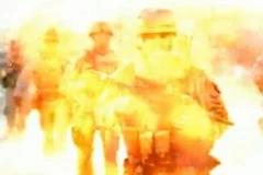 Hình ảnh binh lính Mỹ bị lửa thiêu trong đoạn video. (Nguồn: rawstory.com)