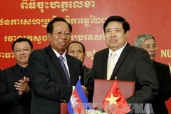 Bộ trưởng Quốc phòng Việt Nam-Campuchia trao đổi văn bản Kế hoạch hợp tác năm 2013 vừa được ký kết. (Ảnh: Thế Anh/TTXVN)