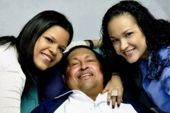 Ông Hugo Chavez cùng 2 con gái trong thời gian trị bệnh ở Cuba. (Nguồn: AFP)