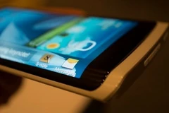 Màn hình OLED uốn dẻo. (Nguồn: The Verge)