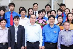 Phó Thủ tướng Nguyễn Thiện Nhân với cán bộ, nhân viên học viện. (Ảnh: Dương Giang/TTXVN)