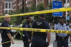 Lực lượng an ninh phong tỏa hiện trường vụ xả súng. (Nguồn: AP)