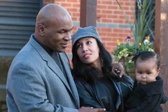 Mike Tyson cùng vợ và con gái. (Ảnh: Getty Images)