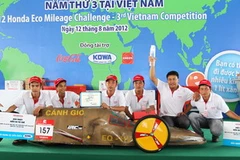 Các thành viên đội Cánh Gió bên chiếc xe đoạt giải. (Ảnh: Văn Xuyên/Vietnam+)