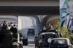 Quân đội Lebanon bên ngoài đường cao tốc sân bay Beirut hôm 9/8. (Nguồn: AFP)