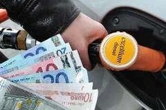 Bơm xăng tại trạm bán xăng, dầu ở Lille-Pháp. (Nguồn: AFP/TTXVN) 