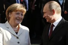 Thủ tướng Đức Angela Merkel và Tổng thống Nga Vladimir Putin tại Hội chợ. (Nguồn: AP)