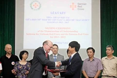 Phó Chủ tịch, Tổng thư ký Hội Chữ thập đỏ Việt Nam Đoàn Văn Thái và ông Richert Johannes - Giám đốc Ban Hợp tác quốc tế Hội Chữ thập đỏ Đức ký kết chương trình hợp tác. (Nguồn: redcross.org.vn)