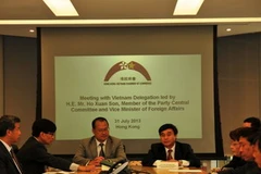 Thứ trưởng Hồ Xuân Sơn (trên cùng, phải) làm việc với Phòng Thương mại Hong Kong-Việt Nam. (Ảnh: Hà Ngọc/Vietnam+)