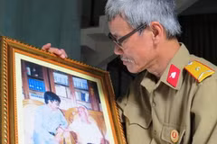 Nhà văn, nhà báo Nguyễn Thế Tường với bức ảnh quý ghi lại khoảnh khắc đáng nhớ bên Đại tướng. (Ảnh: Võ Thành/Vietnam+)
