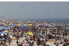 Bãi biển ở Mỹ luôn trong tình trạng đông đúc (Nguồn: Internet).