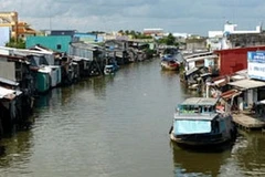 Những căn nhà ven sông Cà Mau. (Nguồn: baoanhdatmui.vn)