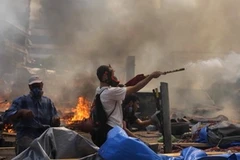 Người biểu tình xung đột với cảnh sát tại Cairo, ngày 14/8. (Nguồn: AFP/TTXVN)